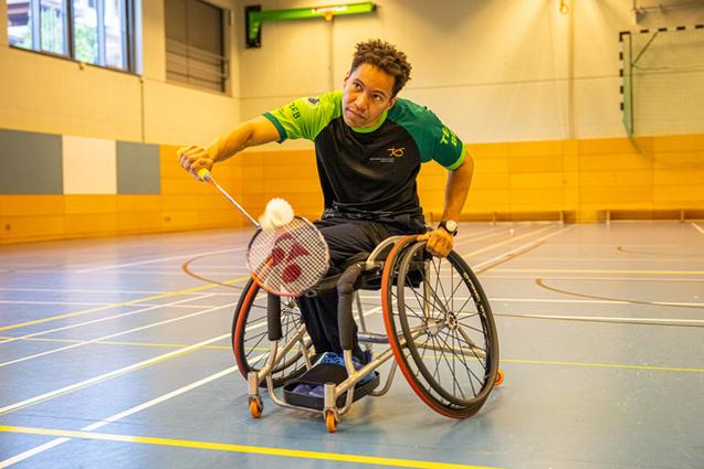 Para-Badminton Spieler Rick Cornell Hellmann im Rollstuhl